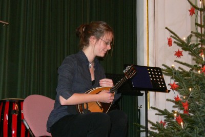 Abb.: Eva beim Mandoline Spielen